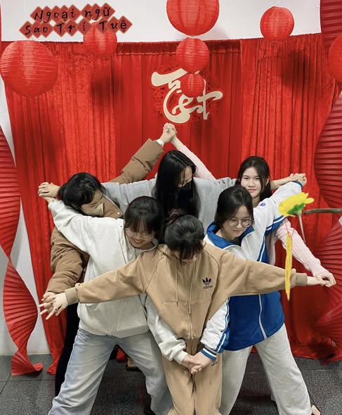 Gợi ý cho các bạn các pose chụp ảnh Tết tập thể, lưu ngay nha các bạn